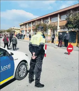  ?? PERE DURAN / NORD MEDIA ?? Vigilancia policial en la escuela Jacint Verdaguer