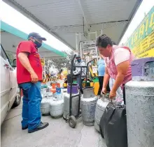  ?? DANIEL GALEANA ?? Una mujer rellena su cilindro en la colonia Agrícola Oriental