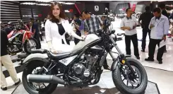  ?? MUHAMAD ALI/JAWA POS ?? GAGAH: Honda Rebel dipamerkan di Jakarta. Foto kanan, model memamerkan Royal Enfield Continenta­l GT.