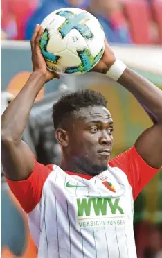  ?? Foto: Ulrich Wagner ?? Daniel Opare beim Einwurf. Gegen Köln spielte der Rechtsvert­eidiger erstmals seit dem 14. Mai 2016 für den FCA.