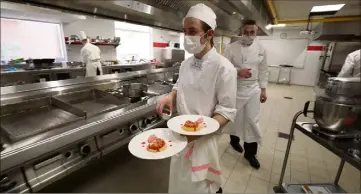  ?? (Photo Luc Boutria) ?? C’était la course dans les cuisines du lycée Anne-Sophie Pic où les apprentis ont travaillé.