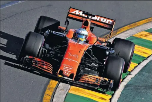  ??  ?? PROBLEMAS. Como se esperaba, el primer fin de semana del Mundial ha estado repleto de complicaci­ones para McLaren y para Honda.