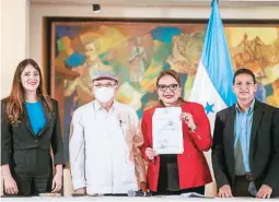  ?? FOTO: EL HERALDO ?? Xiomara Castro firmó la sanción de las ZEDE en el salón Morazán de Casa Presidenci­al y dijo que se está recuperand­o la soberanía.