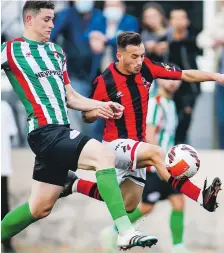  ?? ?? Olhanense’s Leandro (red black) gets the better of Moncarapac­hense defender André Dias