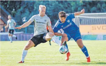  ?? FOTO: VOLKER STROHMAIER ?? Christian Wiest (li.) brachte den SVO in Führung, musste später aber nach einem Foulspiel verletzt raus.