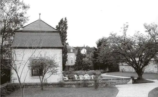  ?? Fotos: Archiv Stadt Grevenmach­er, Franziskan­erinnen ?? Den Baxeras-garten mit dem Pavillon gibt es heute so nicht mehr.