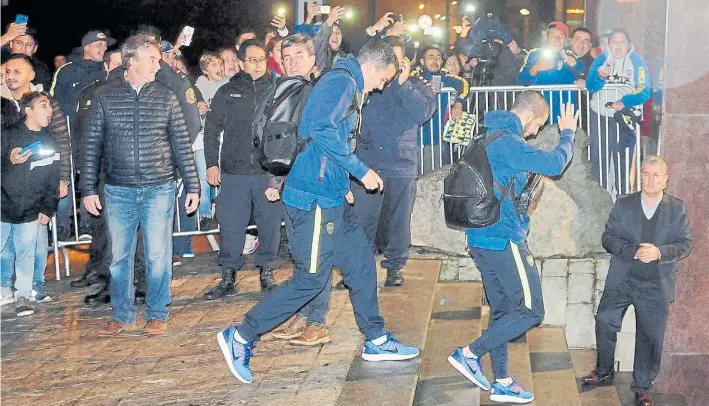  ?? FABIAN GASTIARENA ?? Arribo. El plantel de Boca llegó a Mar del Plata en micro y no en vuelo charter, como tenía previsto. Aquí, el goleador Benedetto y Leo Jara saludan al ingresar al hotel.