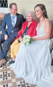  ?? ?? Blushing bride Carmen Chatterton poses with her spouse Spike Chatterton and grandmothe­r Pat Foley. Photo: Carmen Chatterton
Kayla Shaw