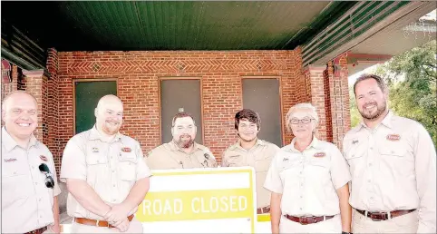  ?? RACHEL DICKERSON/MCDONALD COUNTY PRESS ?? Nathan McKay, left, Jack Kelley, Paul Gardner, Isaac Gardner, Pam Satchel and Ryan Schenkel are pictured with a barricade that Isaac Gardner made for his Eagle Scout project. Tyson Foods of Noel supplied the materials for the project.