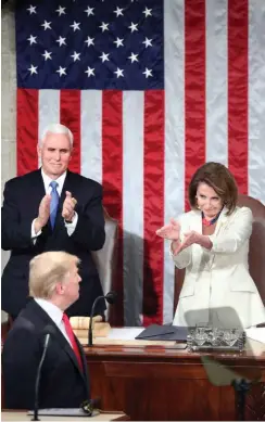  ?? Foto: dpa/Andrew Harnik ?? Ein seltener Moment: Nancy Pelosi applaudier­t Donald Trump