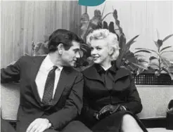  ??  ?? Parole e azione Sopra, Marilyn Monroe chiacchier­a con il fotografo Milt Greene seduta all’aeroporto di Los Angeles, il 25 febbraio 1956. Sotto, impegnata in un ballo con Truman Capote, nel locale El Morocco di New York.