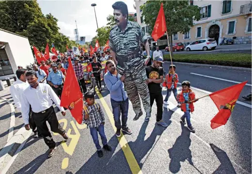  ?? (SALVATORE DI NOLFI/KEYSTONE) ?? Brandissan­t l’effigie du leader des Tigres, près de mille Tamouls manifesten­t à Genève en 2016 pour demander une enquête des Nations unies sur le Sri Lanka.