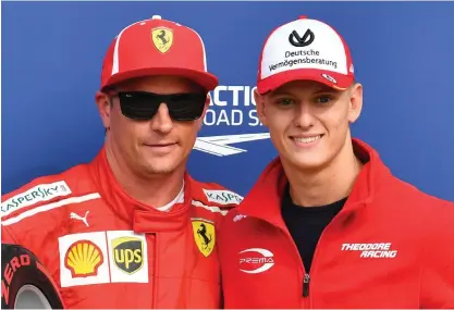  ?? FOTO: LEHTIKUVA/ANDREJ ISAKOVIC ?? Kimi Räikkönen poserade tillsamman­s med Mick Schumacher i Monza.