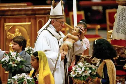  ?? Tony Gentile/Reuters ?? Papa Francisco carrega estátua do menino Jesus durante a Missa do Galo, na catedral de São Pedro, à 0h do dia de Natal