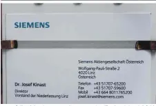  ??  ?? Der auf die Visitenkar­te gespritzte graue Streifen ist elektrolei­tfähig. Inocon-Maschinen produziere­n Maschinen für die Herstellun­g von Kardanwell­en für Lkw (Mitte). Christian Stranzinge­r an einer Schaltanla­ge