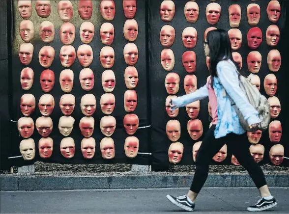  ?? FERNANDO BIZERRA JR / EFE ?? Hasta 595 máscaras rojas (por “la vergüenza que los políticos no tienen”) colgadas en la fachada del Museo de Arte de São Paulo, el 1 de junio