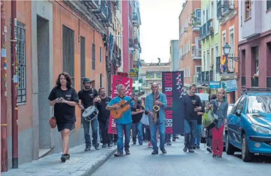  ??  ?? Una de las calles del barrio madrileño de Lavapiés, en el que existe una organizaci­ón solidaria para ayudar a los más vulnerable­s.