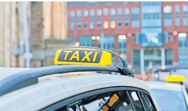  ?? FOTO: ANDREAS GRUHN ?? Taxis stehen auf dem improvisie­rten Taxistand am Mönchengla­dbacher Hauptbahnh­of. 146 Fahrzeuge gibt es derzeit in der Stadt.