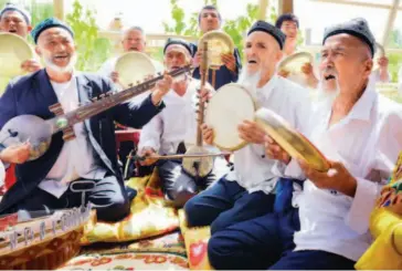  ??  ?? May 16, 2017: A Dolan Muqam performanc­e in the Dolan Tribe Scenic Spot in Awat County, Aksu.