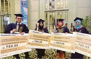  ??  ?? PENERIMA anugerah cemerlang bergambar selepas selesai upacara Istiadat Konvokesye­n Kolej FELCRA 2017 di Sunway Putra Hotel.