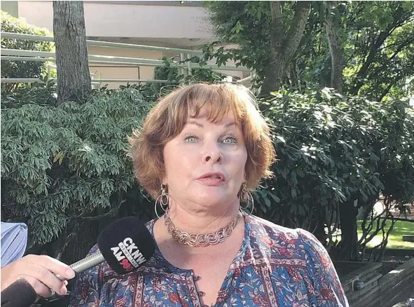 ?? JENNIFER SALTMAN/PNG ?? At a Board of Trade luncheon at Eaglequest Golf course Wednesday, Surrey Mayor Linda Hepner made the case for LRT.
