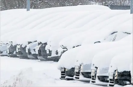  ?? [ AFP ] ?? Schwere Zeiten für die deutschen Dieselfahr­er – nicht nur der winterlich­en Witterung wegen.