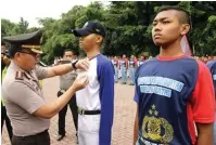  ?? GALIH COKRO/JAWA POS ?? JADI DUTA: Wakapolres­ta Sidoarjo AKBP Pasma Royce memasang pin pelopor keselamata­n berlalu lintas kepada perwakilan pelajar kemarin.