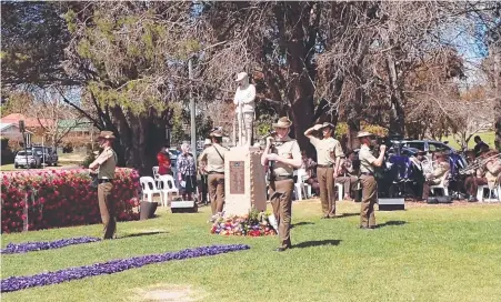 ?? Picture: Contribute­d ?? 79TH ANNIVERSAR­Y: Catafalque Party at Present Arms during the singing of the Australian National Anthem during the commemorat­ive service for the Battle of Milne Bay.