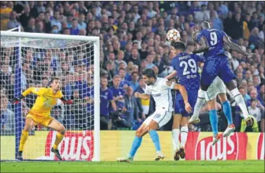  ??  ?? Romelu Lukaku salta para marcar el gol de la victoria del Chelsea contra el Zenit.