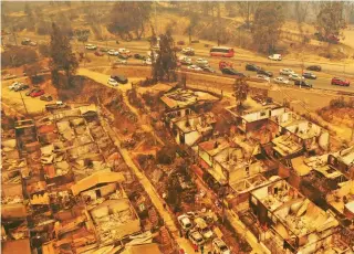  ?? AFP PHOTO ?? CHILE WILDFIRES
Aerial view of burned houses after a forest fire that affected the hills in Quilpe, Vina del Mar, Chile, taken on Feb. 3, 2024. The region of Valparaiso and Vina del Mar, in central Chile, woke up on Saturday with a partial curfew to allow the movement of evacuees and the transfer of emergency equipment.