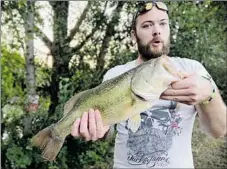  ?? Photo FDAAPPMA82 ?? Romain Pannetier et un Blackbass de 53 cm.