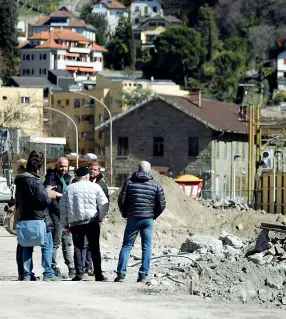  ??  ?? Verifiche I tecnici dell’Appa con i responsabi­li dei lavori in via Renon