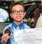  ?? SD MUHAMMADIY­AH 1 SIDOARJO FOR JAWA POS ?? BERPRESTAS­I: Shidqi Firas Hidayat setelah menang dalam ajang KMNR di Jakarta Minggu (15/4).