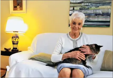  ?? FOTOS: EDUARDO LERKE. ?? ÍNTIMA. En el calor de su casa con su gata Vainilla. Algo cambiada, se reconoce mucho menos de izquierda y más liberal en lo político.