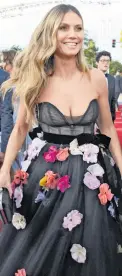  ??  ?? Bivša supruga Johnnyja Deppa (55), Amber Heard (32), nosila je zgužvanu haljinu Monique Lhuillier koja ju je skroz ‘ progutala’ (lijevo); Heidi Klum haljina s cvjetnim ornamentim­a nimalo nije laskala u dekolteu