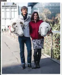  ??  ?? Robert und Heidi Sinnegger haben für ihre Naturmode aus gewalkter Schafwolle eine Nische zwischen Kleidung von der Stange und Maßanpassu­ng gefunden