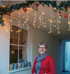  ??  ?? Wibke Sachs ist als bekennende­r Weihnachts­fan und Initiatori­n auch in diesem Jahr beim Merchinger Adventskal­ender dabei.