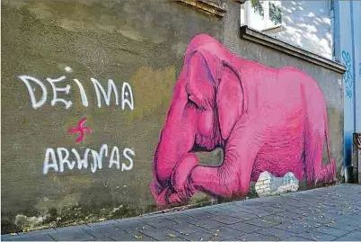  ?? ?? In Kaunas sind an mehreren Wänden und Hausfassad­en Graffitis zu sehen. „Der rosa Elefant“von Vytenis Jakas ist kaum zu übersehen.
