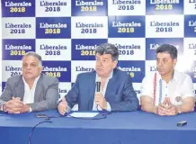  ??  ?? Ing. Luis María Fleitas; Efraín Alegre, titular del PLRA, y Víctor Ríos, proyectist­a de la derogación del acuerdo Cartes-Macri.