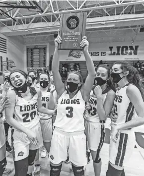  ?? SCOTT ASH / NOW NEWS GROUP ?? New Berlin Eisenhower's Kylie Lemberger shows off the championsh­ip plaque after winning the WIAA Division 2 regional final.