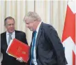  ?? FOTO: IMAGO ?? Kühl: Sergej Lawrow (links), Boris Johnson.