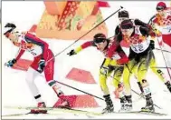  ??  ?? Die Szene kostet ihn eine Olympia-Medaille in Sotschi. Seine Teamgefähr­ten Johannes Rydzek und Fabian Riesle behinderte­n sich und ihn. Rydzek trat Björn Kircheisen auf den Ski.