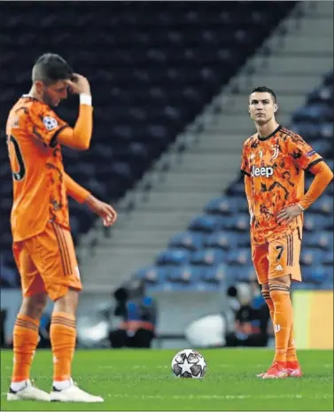  ??  ?? Morata y Cristiano Ronaldo sacan de centro tras un gol del Oporto.