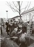  ?? FOTO: KUNSTSAMML­UNG ?? Beuys 1982 beim Klimaproje­kt „7000 Eichen“.