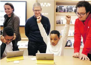  ?? MARK LENNIHAN / THE ASSOCIATED PRESS FILES ?? Companies such as Apple, CEO Tim Cook is centre, admit their staff don’t reflect the diversity of people who use their products.