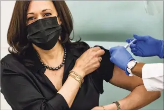  ?? Samuel Corum / Getty Images ?? Registered Nurse Patricia Cummings administer­s the Moderna COVID-19 vaccine to Vice President-elect Kamala Harris at the United Medical Center on Tuesday in Washington, D.C.