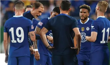  ?? ?? Thomas Tuchel makes his point to his players during the defeat by Arsenal. Photograph: Darren Walsh/Chelsea FC/Getty Images