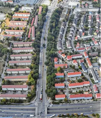  ?? Foto: Ulrich Wagner ?? Auf der Bürgermeis­ter Ackermann Straße (senkrecht im Bild) soll künftig die Tram in der Mitte fahren, vier Autospuren bleiben erhalten. Doch die Listle Kreuzung (oben im Bild) gilt als Knackpunkt. Unten im Bild ist der Knoten mit der B 17 zu sehen, der für die Tram umgebaut werden müsste.