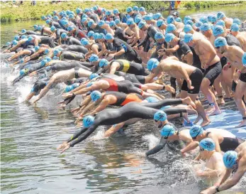  ?? FOTO: SZ-ARCHIV ?? Bereit zum Einstein-Triathlon: Hunderte von Sportlern werden am Sonntag mit dem Sprung in die Donau in den Wettkampf starten.