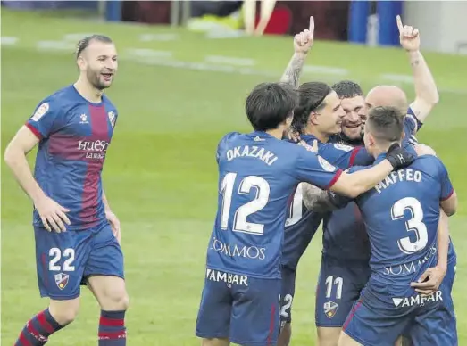  ?? EFE / JAVIER CEBOLLADA ?? Los jugadores del Huesca celebran el gol de Galán al Real Madrid.